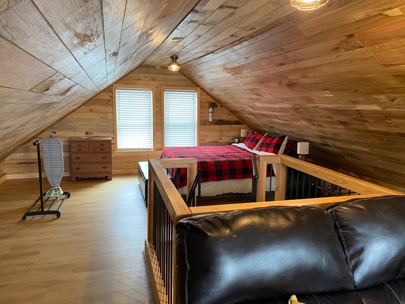 Dhoma e gjumit në katin e sipërm me një krevat dopio "queen" dhe gjuhë butternut dhe tavan me brazdë!