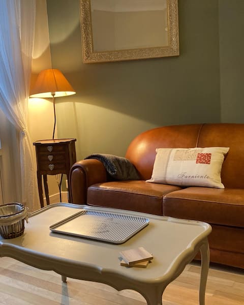 Annonce Airbnb populaire: Charme-rdc-climatisation-central-parking-cour à Montargis