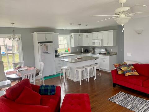 3 bedroom cottage with lake views