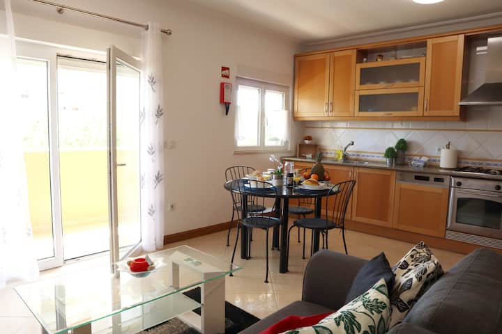 Sala de estar com televisão, acesso à varanda, área de refeição e кухненски бокс / Всекидневна с телевизор, достъп до балкона, трапезария и кухненски бокс