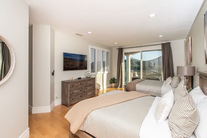 NIVEL PRINCIPAL: dormitorio #1, camas tamaño queen con vestidor y baño privado adjunto.