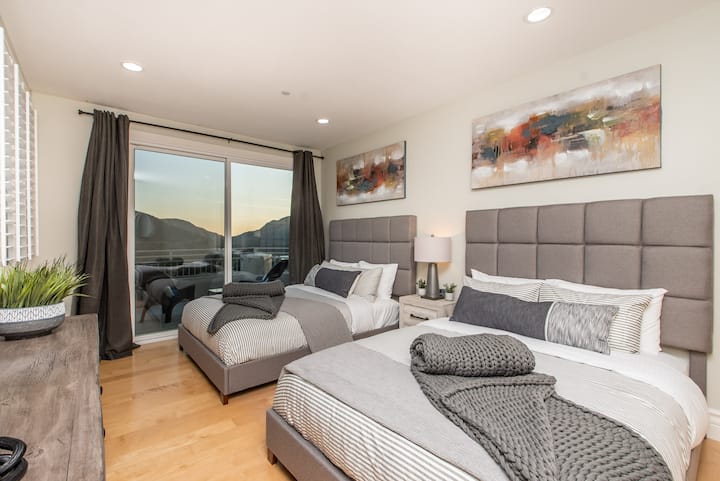 SEGUNDO PISO: dormitorio #3, dos camas tamaño queen con vestidor adjunto y baño privado.