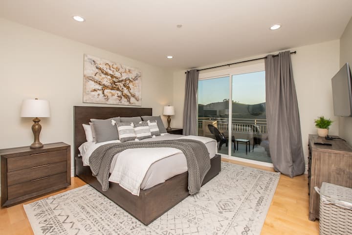 SEGUNDO PISO: dormitorio #4 cama tamaño king con vestidor adjunto, baño completo en suite y SmartTV.