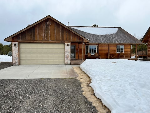 The Bears Den- A pet friendly, king bed cabin.