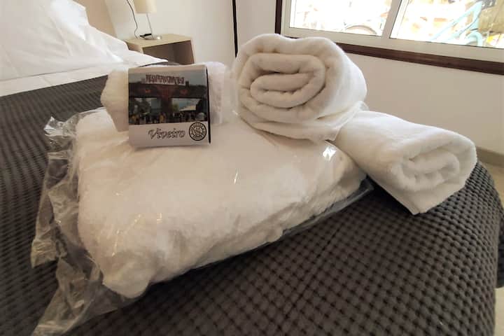 Trois tailles de serviettes et de peignoirs pour les séjours longue durée