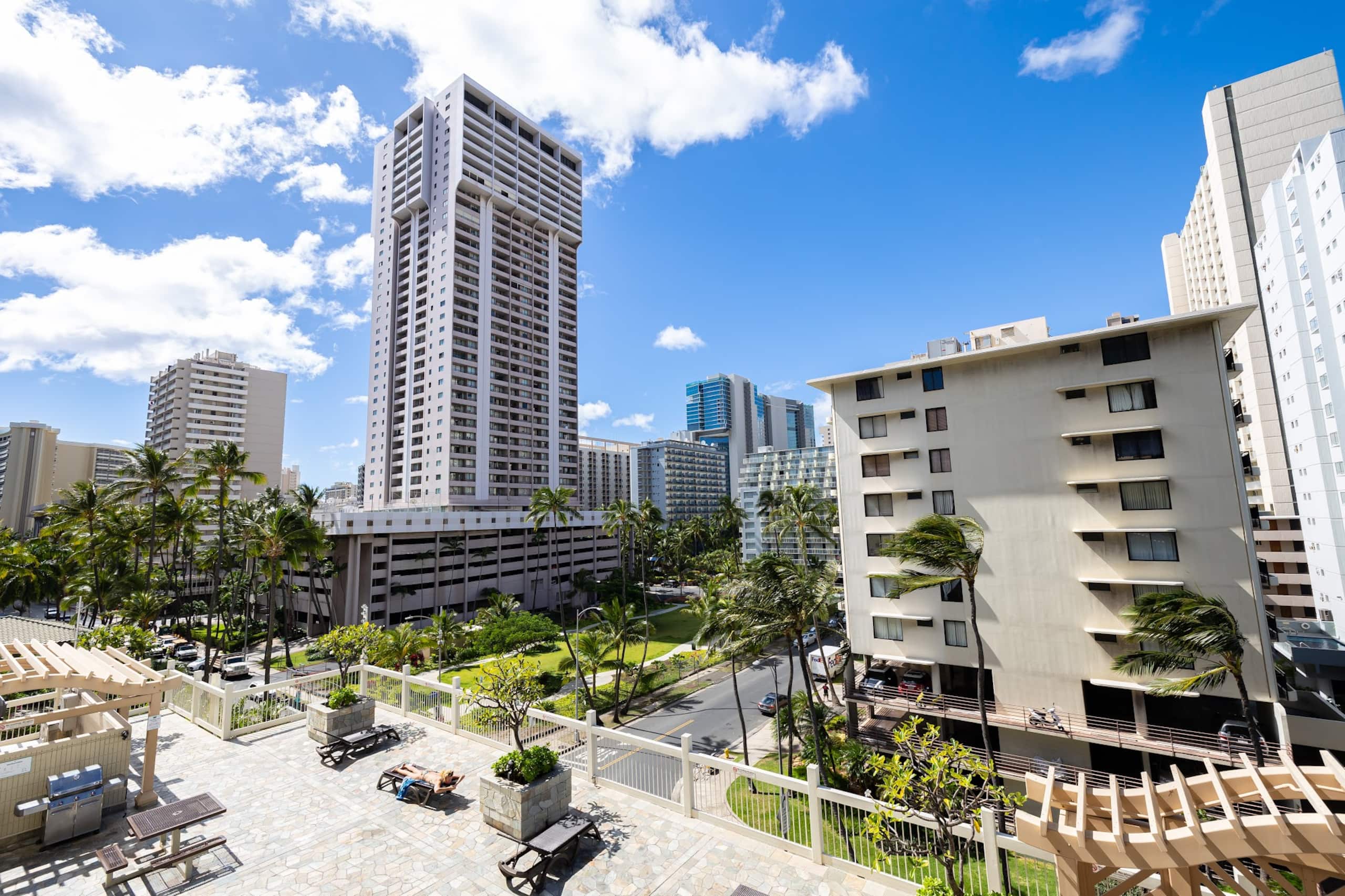 Charming & Cozy Queen Studio in Central Waikiki! - Image 18