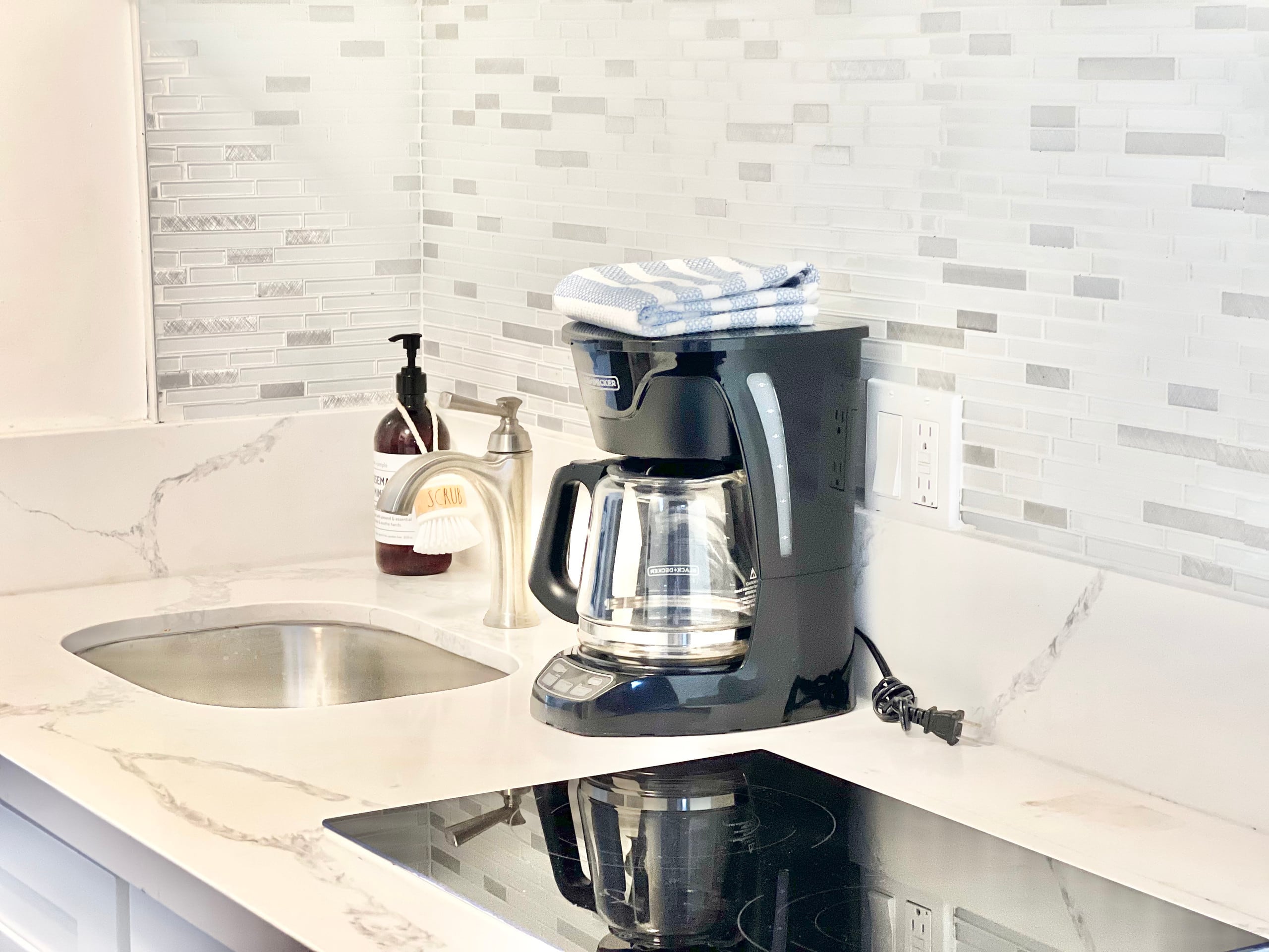 Charming & Cozy Queen Studio in Central Waikiki! - Image 10