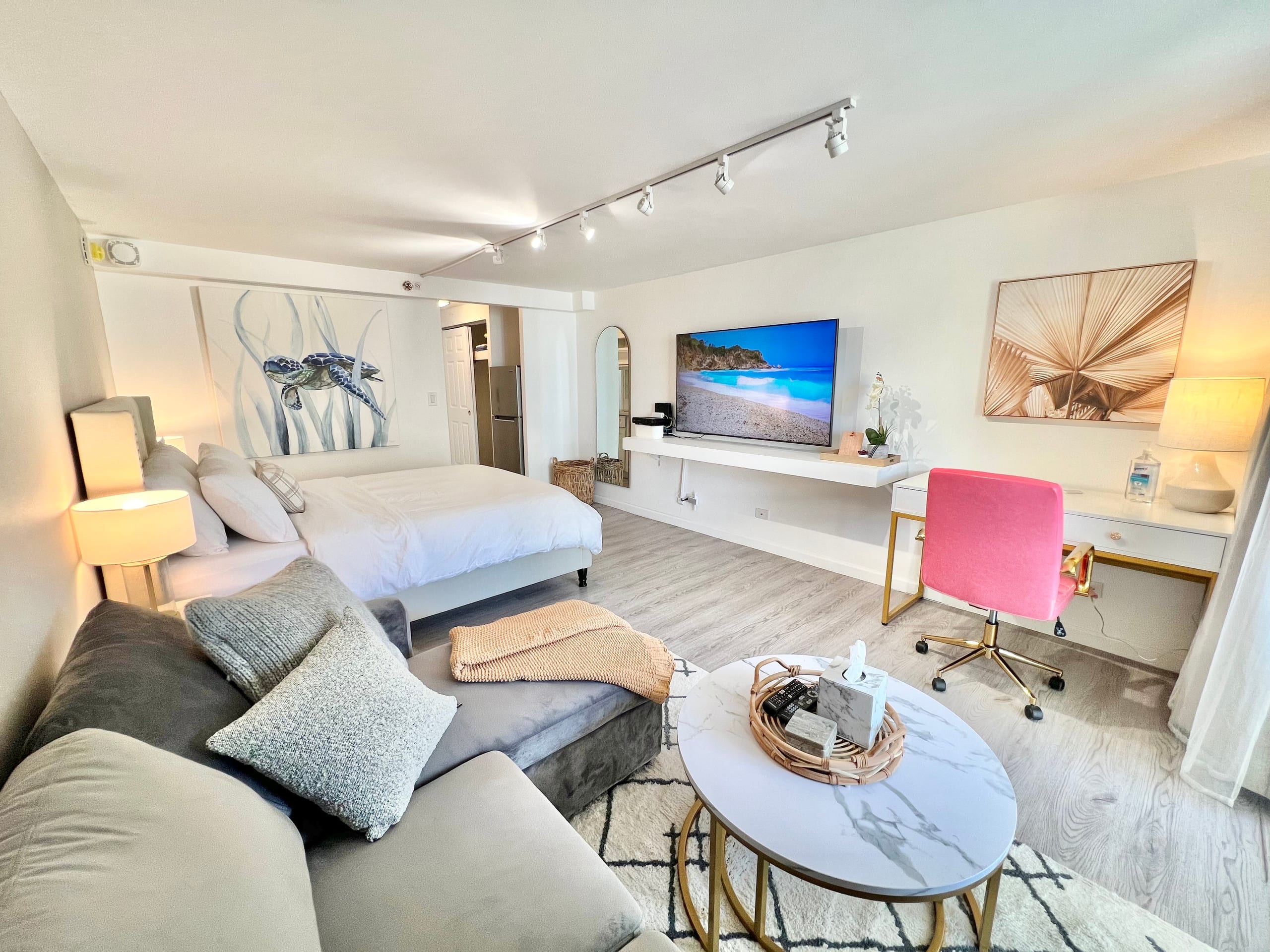 Charming & Cozy Queen Studio in Central Waikiki! - Image 1