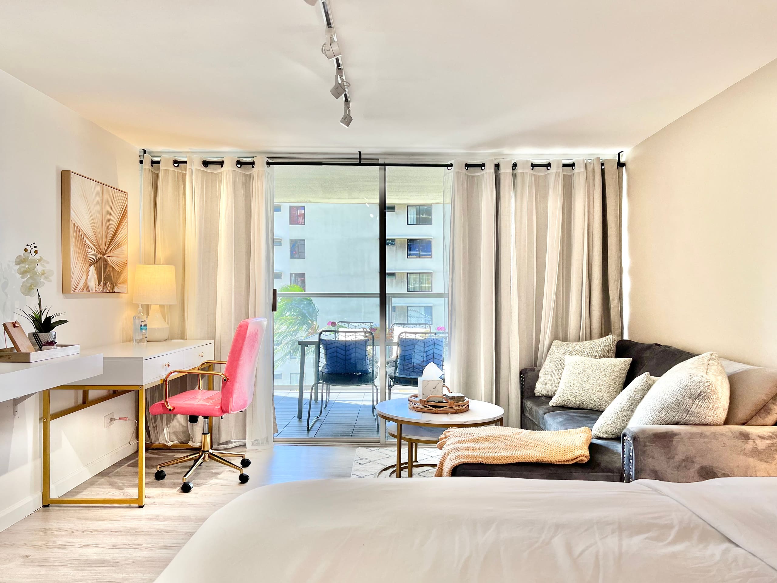 Charming & Cozy Queen Studio in Central Waikiki! - Image 2