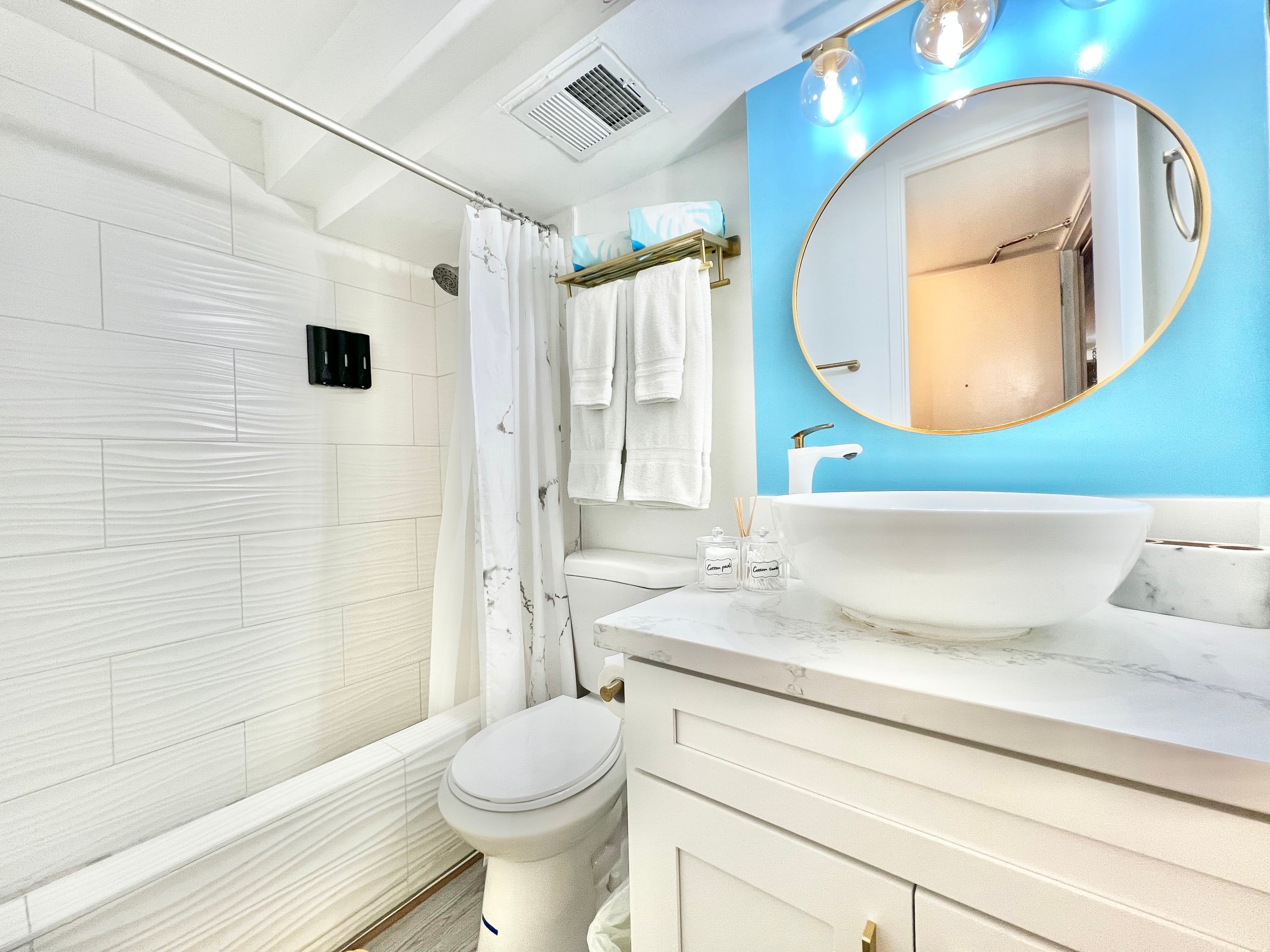 Charming & Cozy Queen Studio in Central Waikiki! - Image 11