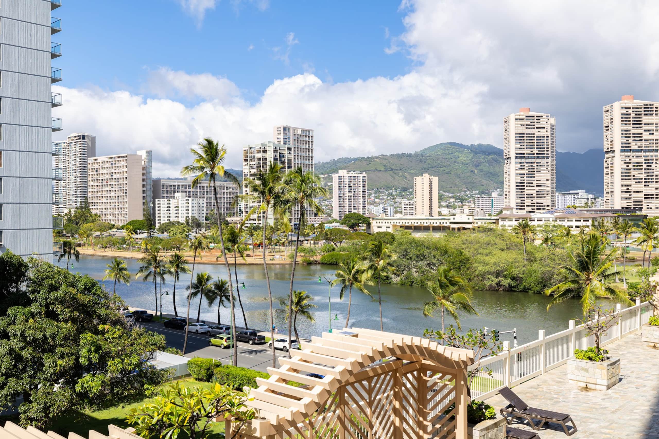 Charming & Cozy Queen Studio in Central Waikiki! - Image 17