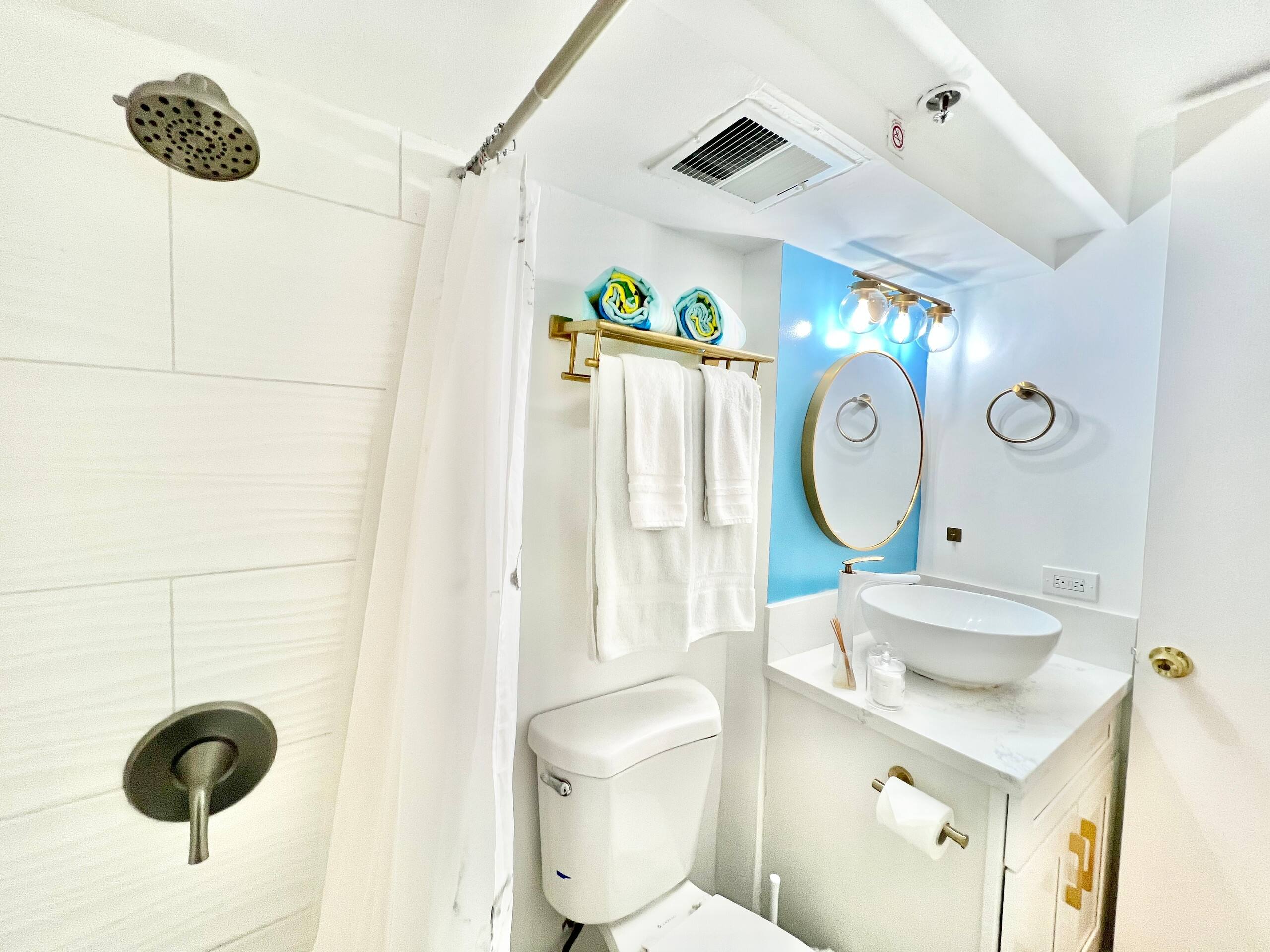 Charming & Cozy Queen Studio in Central Waikiki! - Image 12
