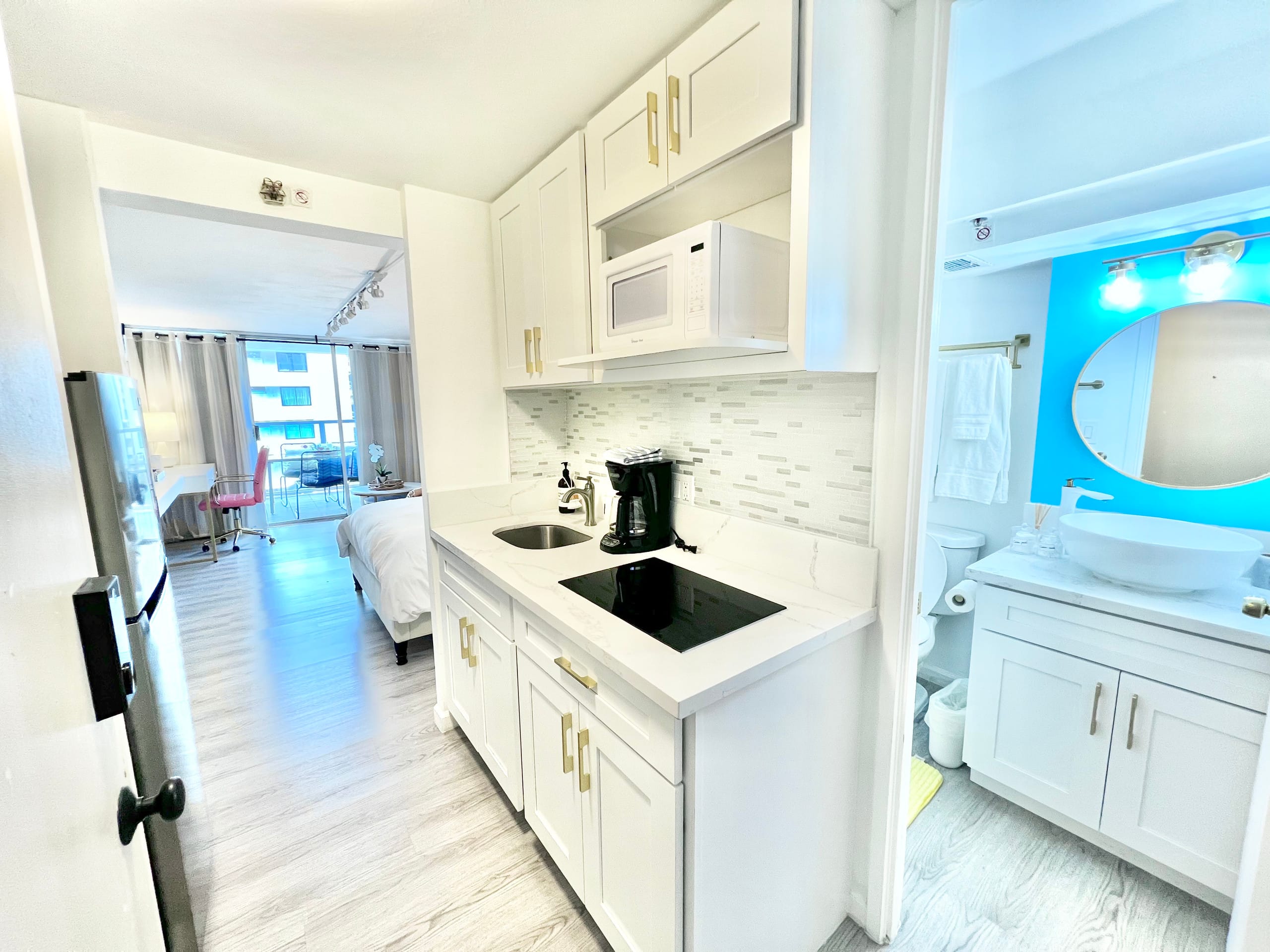 Charming & Cozy Queen Studio in Central Waikiki! - Image 8