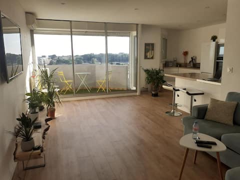 Airbnb performant: 2 bedroom apartment – 2 bathrooms – tram 2 min away – à Croix D'argent