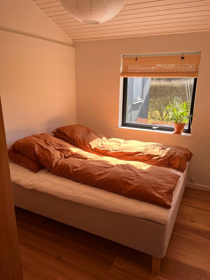 Chumba cha kulala cha kiwango cha juu kilicho na kitanda cha kustarehesha sana na nafasi ya kutosha ya kabati.

Chumba cha kulala cha kiwango cha juu kilicho na kitanda kizuri sana na nafasi kubwa ya kabati.