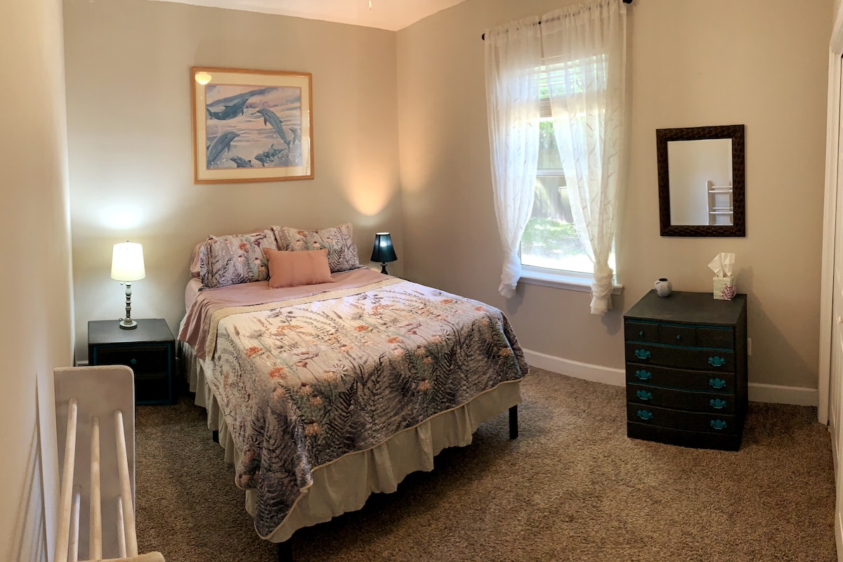 El tercer dormitorio tiene una cama de tamaño completo.