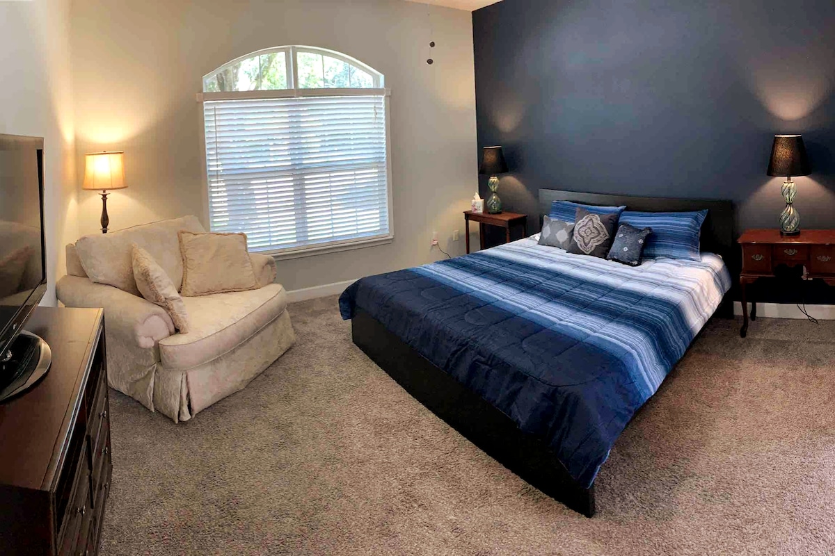 ¡La suite principal tiene una nueva cama tamaño king con un televisor inteligente y un asiento de amor de gran tamaño ideal para acurrucarse y leer! Baño privado en suite.