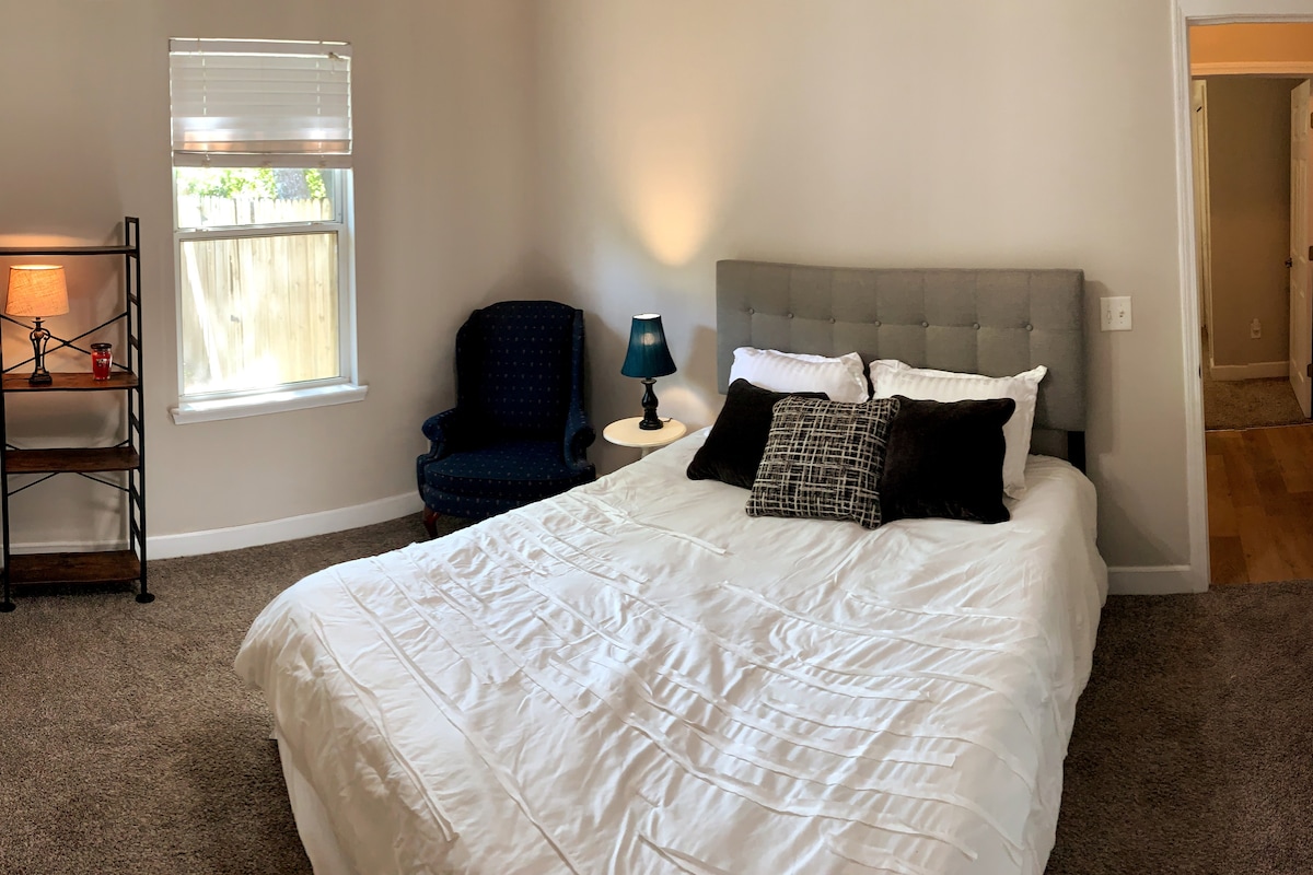 El segundo dormitorio tiene una cama tamaño queen.