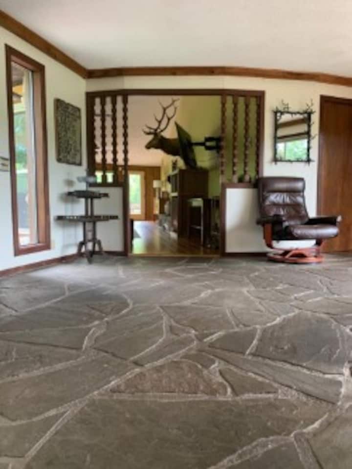 Коридор на главен вход на горното ниво