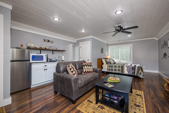 This serene log cabin retreat offers the perfect blend of comfort and nature. Immerse yourself in the tranquil beauty of the Smoky Mountain views while enjoying the cozy charm of this fully-equipped apartment. A peaceful getaway awaits!