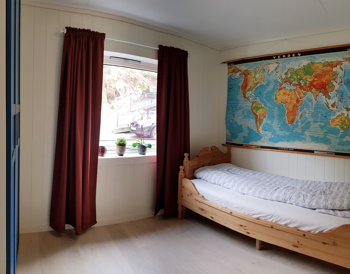 Takriban chumba cha kulala cha sqm 8 na kitanda kimoja ambacho kinaweza kufanywa kuwa kitanda cha watu wawili. Kabati, taa na kiti. Chumba kiko kwenye usawa wa barabara, lakini kuna msongamano mdogo wa magari hapa.