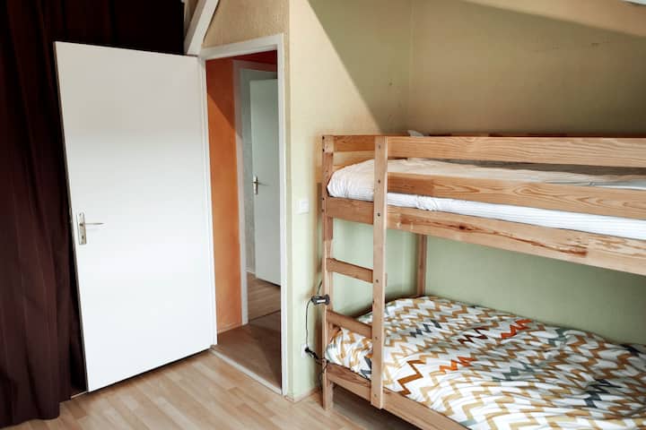 La Chambre Super Posée:

Una litera con 2 camas 90.
Amplio armario
Ventana con obturador eléctrico con vista al jardín en la parte trasera de la casa.