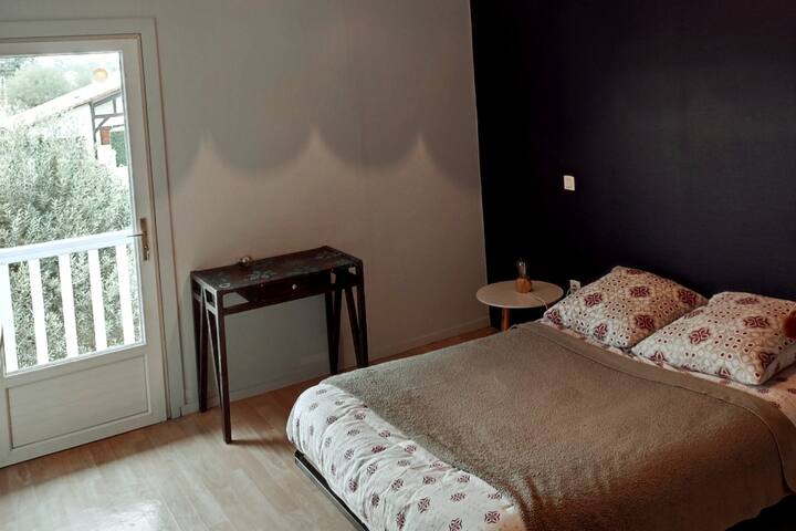 Habitación azul: 
Una cama doble 140
Un pequeño armario 
Una pequeña oficina
Puerta de cristal con persiana que conduce al balcón.