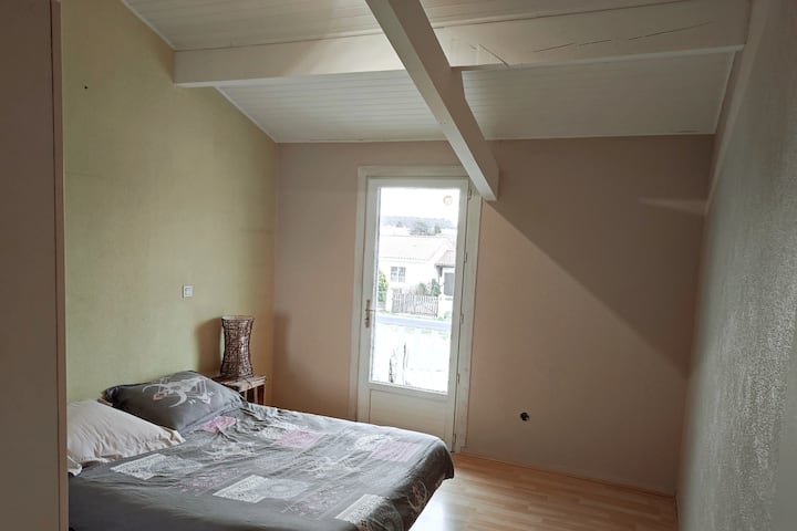 Habitación verde: una

cama, 2 plazas, 140.
Un gran armario
Puerta de ventana con obturador y acceso al balcón.