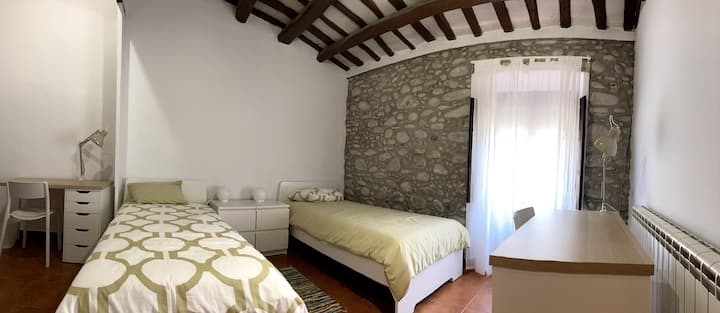 Room Los Tres Pins med en lille læsekrog og udgang til balkonen.