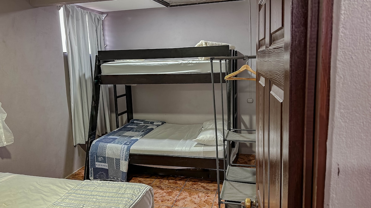 нашата соба со мека и удобна дрвена колиба за вашиот престој! со двоен кревет 