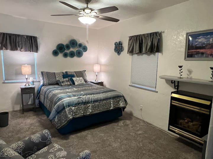 La chambre arrière avec un lit queen et une cheminée à gaz est idéale pour se détendre avant d'aller dormir. La télévision est un bel ajout si vous profitez d'un programme spécial avant de vous coucher. 
 