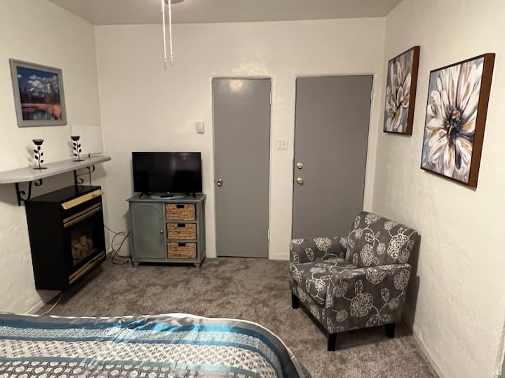 Dans la chambre arrière se trouve un lit queen avec des draps de luxe. La télévision est visible depuis votre lit et le fauteuil confortable en face de la cheminée à gaz. Pour accéder à la salle de bain, vous devrez traverser la chambre du milieu avec le lit jumeau. 