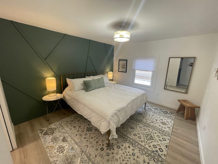 Მყუდრო მთავარი საძინებელი დიდი ზომის საწოლით.