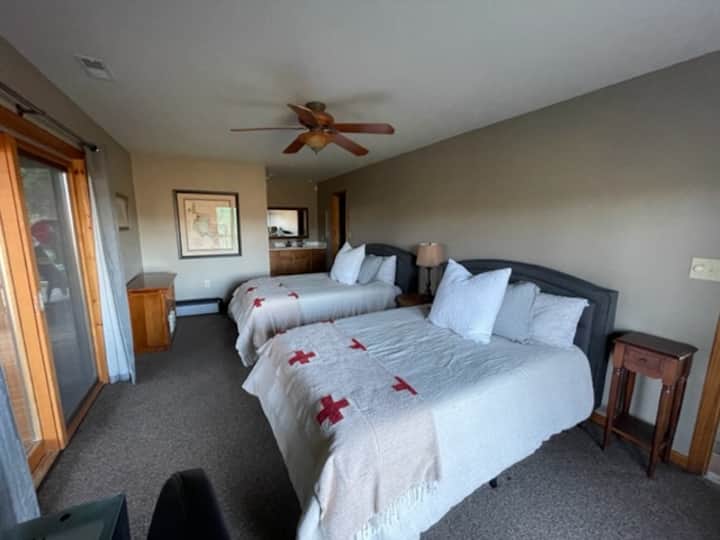 Twee grote bedden in de slaapkamer beneden