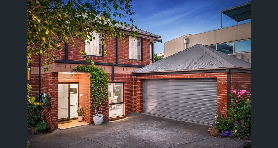 River’s Edge Luxury With Sweeping Views gallery image 2