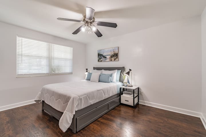 غرفة نوم بقارب شراعي بسرير ملكي