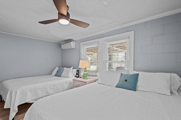 Beneden slaapkamer met kingsize en queensize bed 