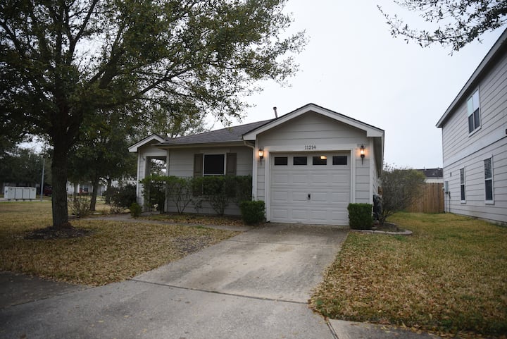 Cheerful 3 Bedroom/ 2 Bath Home In Tomball, Tx - Tomball