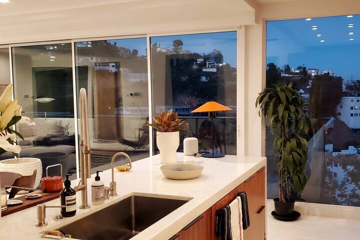 Production+Cast Residence Hollywood Hills 4BR+4BA gallery image 4