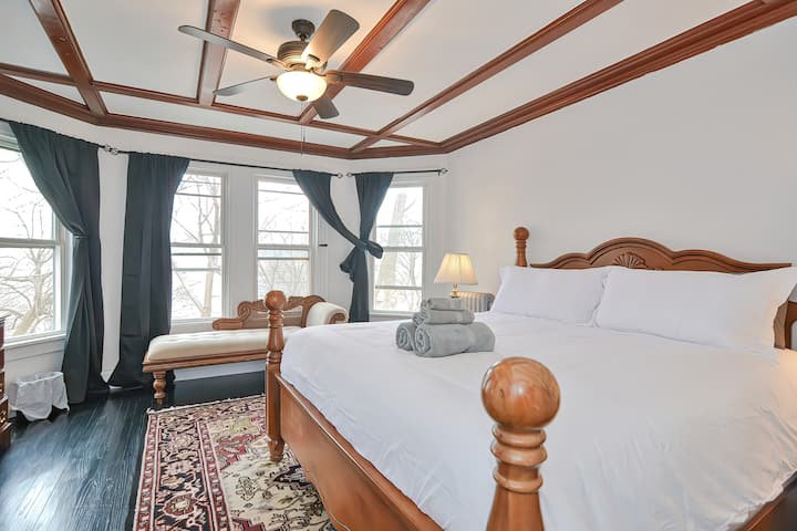 Nuestro dormitorio favorito tiene una cama tamaño king y un encantador sillón chaise. Este es el "dormitorio 3".