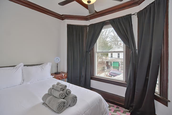 ¡El dormitorio 2 cuenta con una cama de tamaño completo y una gran ventana!