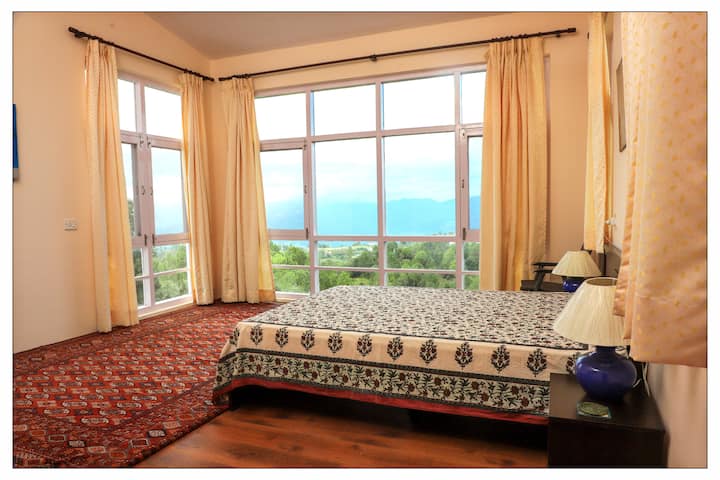 Chumba cha kulala cha Mwalimu kwenye ghorofa ya kwanza kina sehemu ya kioo ambayo inatoa mwonekano mzuri wa aina ya Trishul-Nanda Devi, msitu wa mwaloni mbele ya nyumba na kijiji chenye rangi ya Majkhali umbali mfupi.  Chumba cha kuvaa cha ndani na kabati.