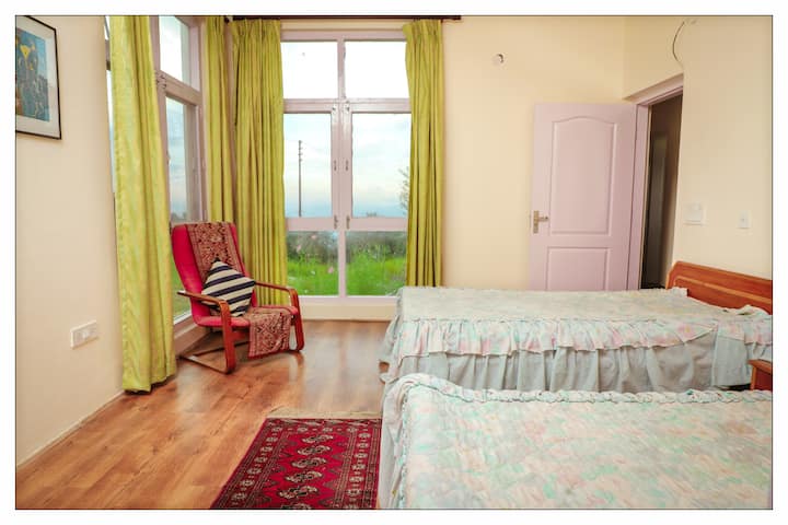 Chumba cha kulala cha ghorofa ya chini kina vitanda viwili vikubwa vya mtu mmoja na sehemu ya juu ya dirisha pande mbili.  Chumba cha kuvaa cha ndani kilicho na nafasi kubwa ya kuhifadhi. 