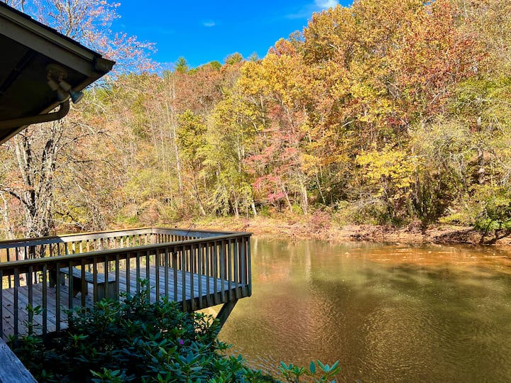 River's Edge Waterfront CharmScreen PorchFishing Cottages for Rent in Hayesville, North