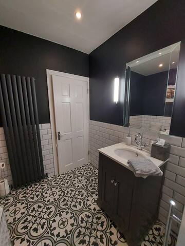 Attractive 4 bed house near Phoenix park. gallery image 5