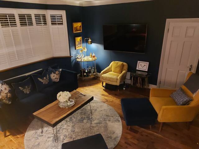 Attractive 4 bed house near Phoenix park.