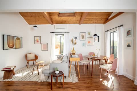 Designer Wine Country Cottage in Perfect Location