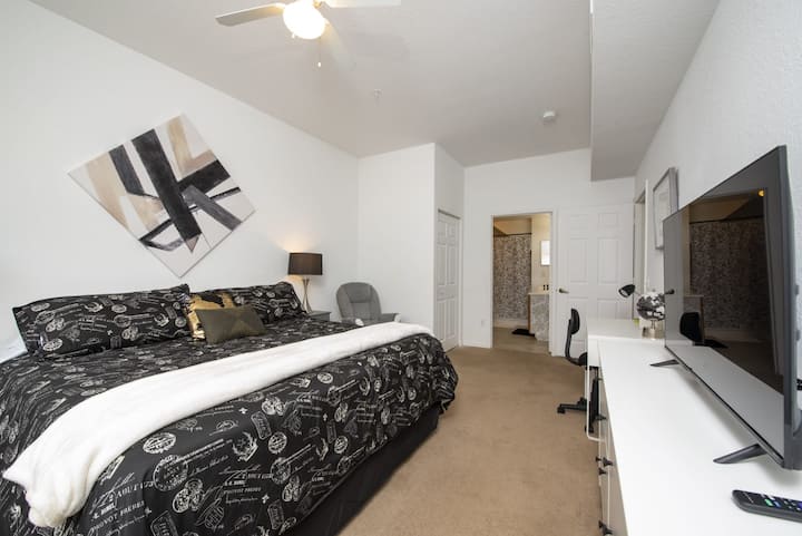 Chumba kikubwa cha kulala kilicho kwenye ghorofa ya kwanza/chumba kikuu cha 1 ambacho kiko kwenye ghorofa ya 1. 