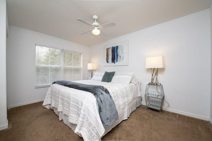 Chumba kikuu cha kulala cha pili kilicho ghorofani. / Chumba cha Mwalimu wa Pili kilicho kwenye ghorofa ya pili ya nyumba.