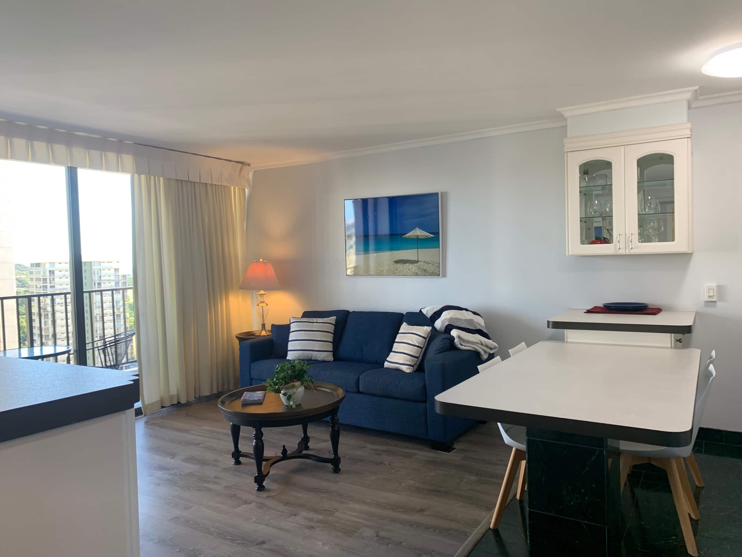 WB1909 Waikiki Steps to the Beach Wifi Ocean View - Image 1